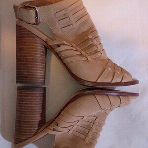 Women's Tan Leather Stacked Heel Buckle Strap Sandal Size 8-1/2 Medium Width